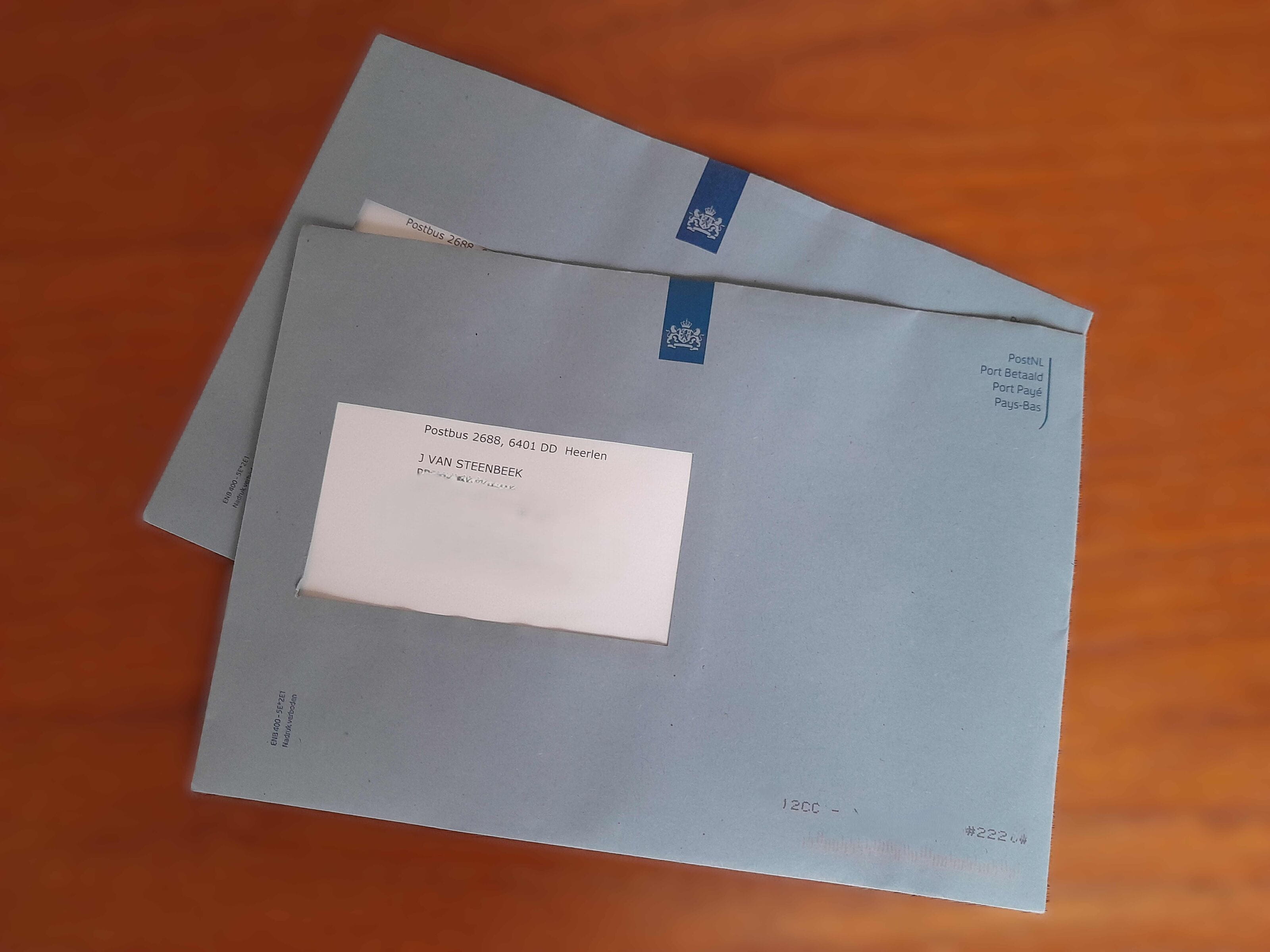 Twee blauwe enveloppen van de belastingdienst.