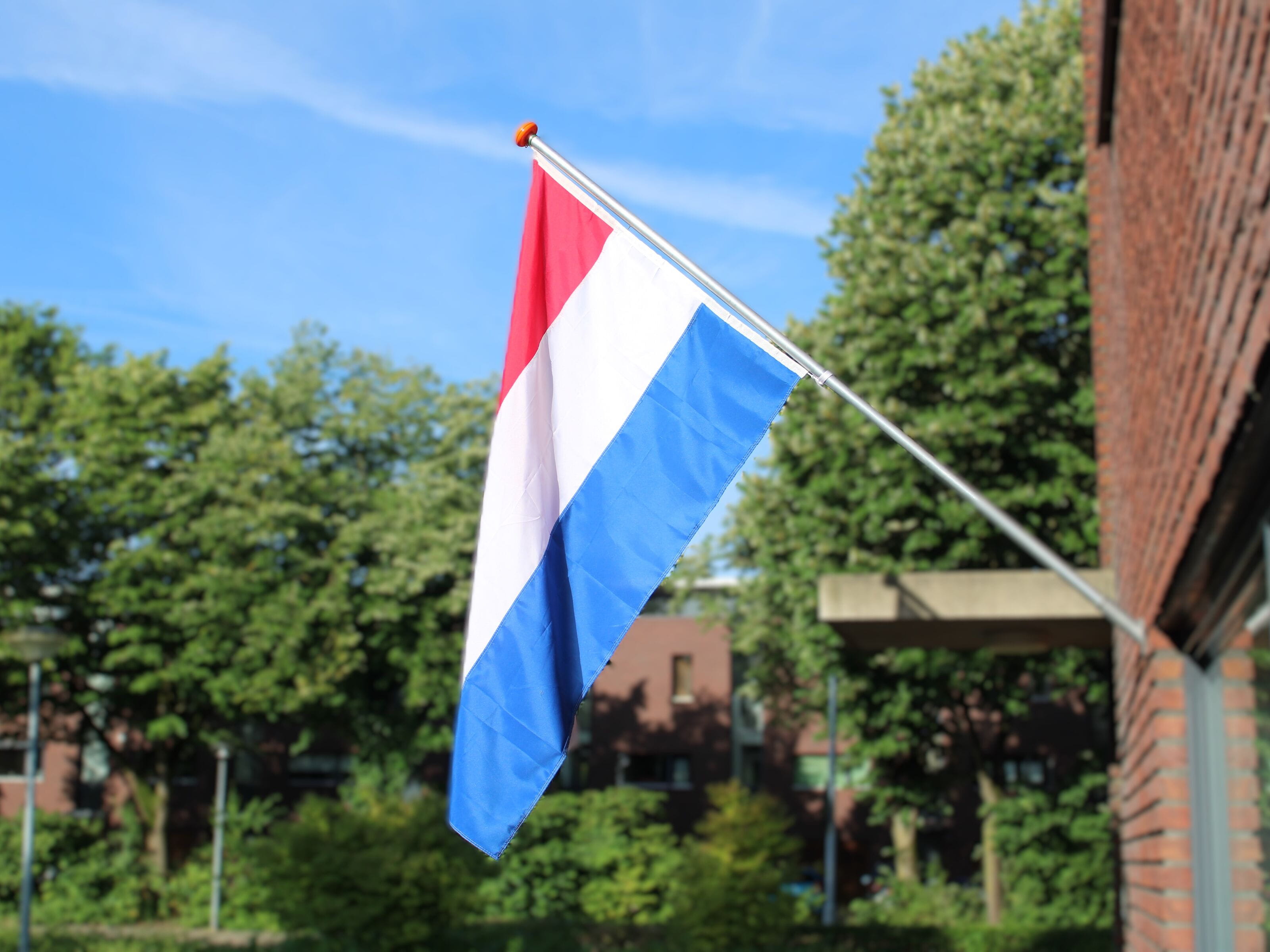 Nederlandse vlag op zonnige Veteranendag