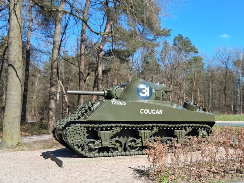 Oude Sherman-tank in Ede