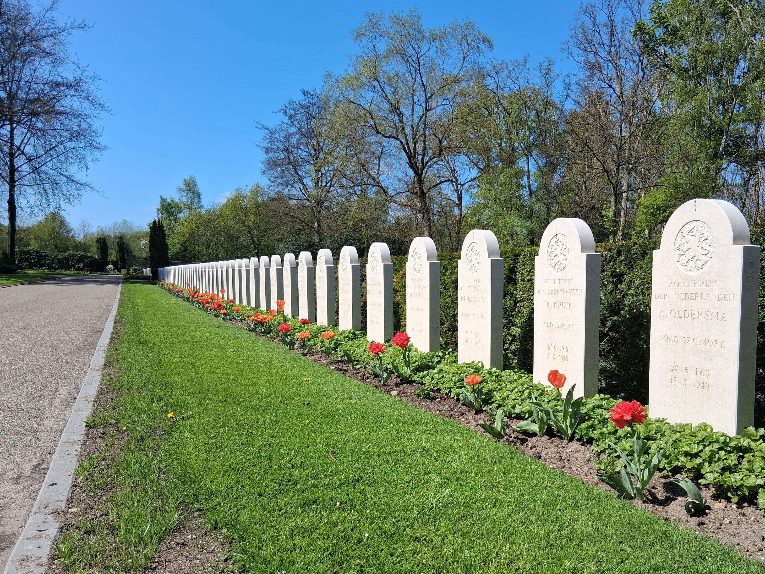 Deel van de graven op het Militair Ereveld Grebbeberg.