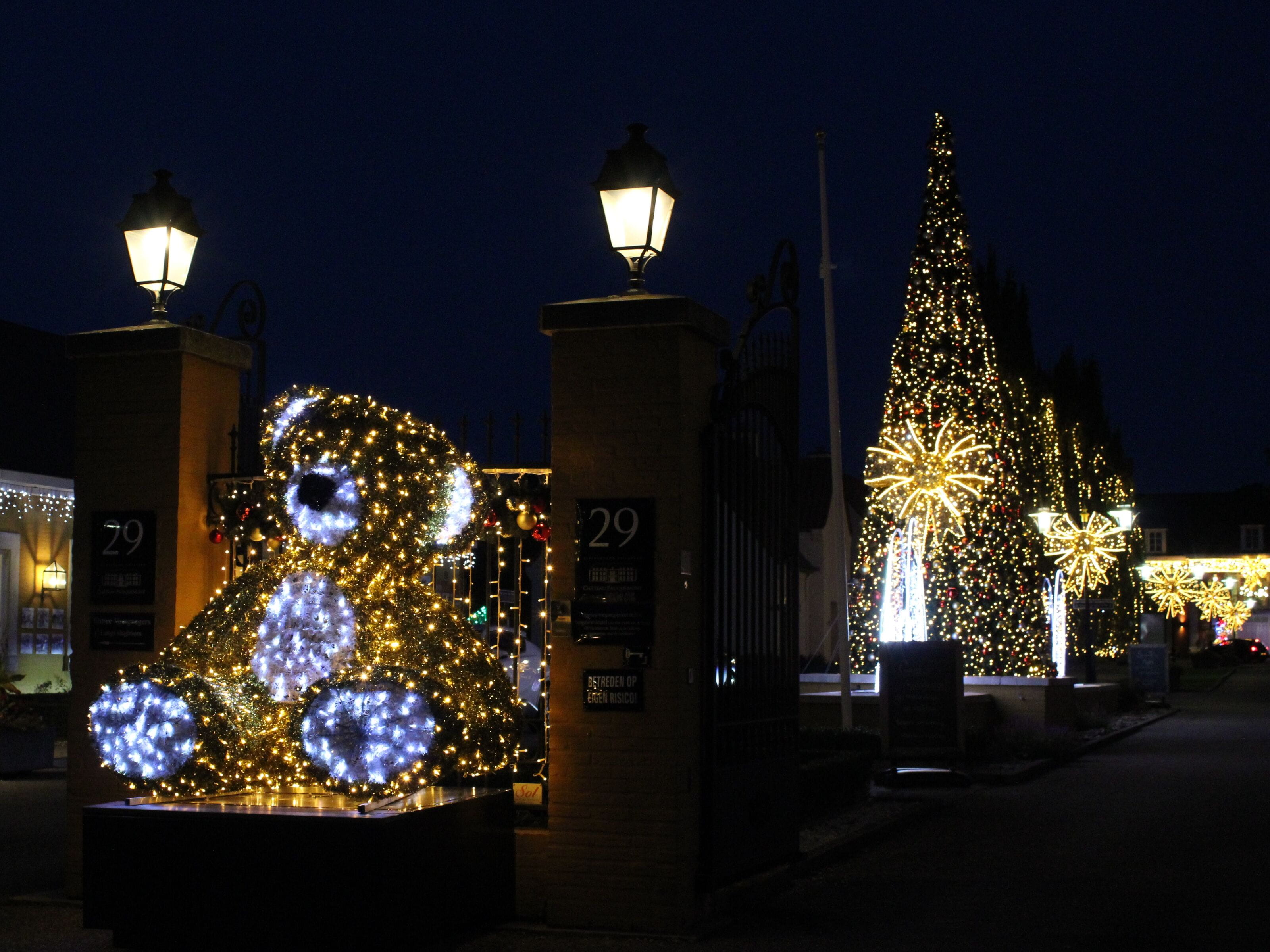 Ingang vakantiepark met kerstversiering