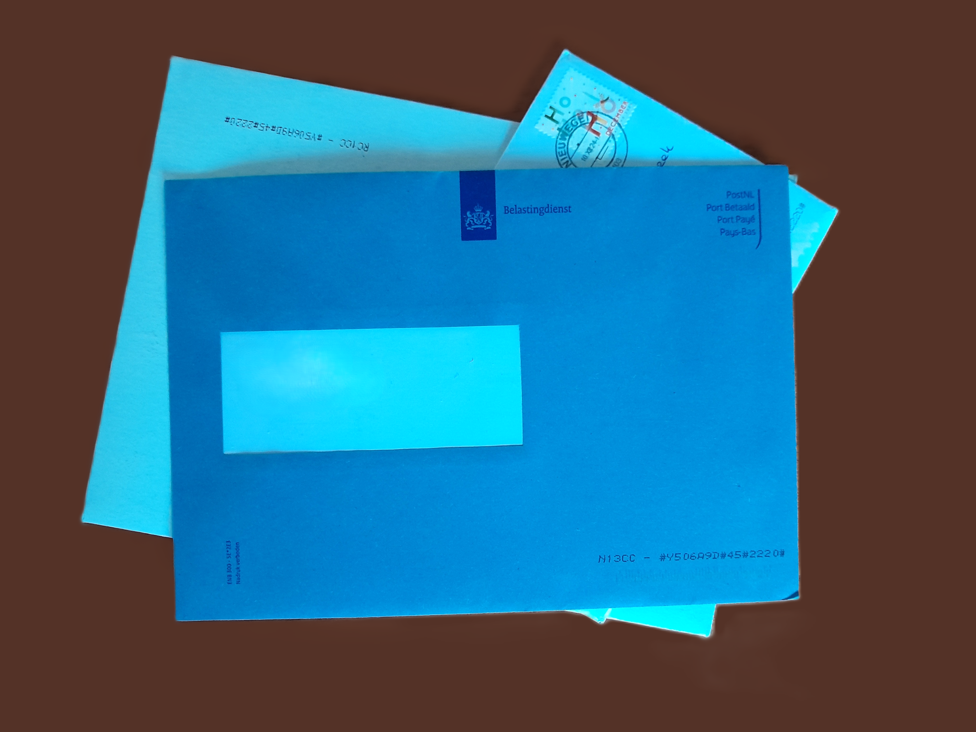 stapel post met blauwe envelop